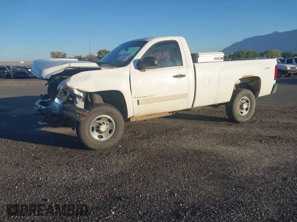 2008 Chevrolet Silverado 2500HD Work Truck z VIN 1GCHK24KX8E145291, wystawiony jako IAAI lot #43230874 z przebiegiem 202 593 mil mil oraz . Historia ofert i sprzedaży dostępna na DreamBid. Obrazek 17.