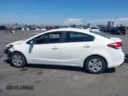 ✅ 2017 Kia Forte LX • VIN: 3KPFK4A79HE077038 • Lot: 43132045. Wystawiony na IAAI z przebiegiem 141 338 mil. Bezpłatny archiwum sprzedaży aukcyjnych z USA i szczegółowy raport historii pojazdu na DreamBid. Zdjęcie 14.