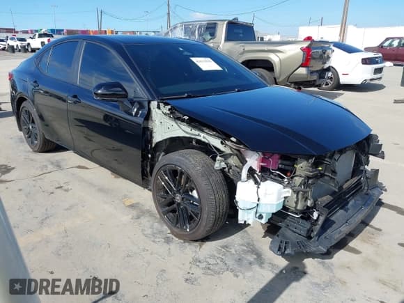 ✅ 2025 Toyota Camry SE • VIN: 4T1DAACK5SU054841 • Лот: 43633838. Опубликован ранее на IAAI с пробегом 17 428 миль. Бесплатный доступ к архиву аукционных продаж из США и подробный отчёт об истории автомобиля на DreamBid. Изображение 1.