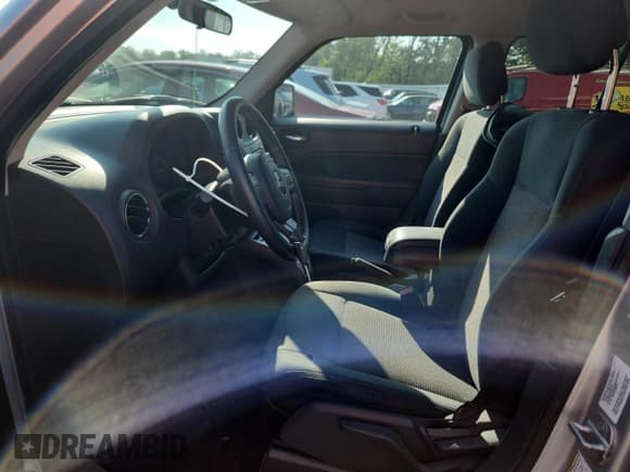 ✅ 2012 Jeep Patriot Latitude • VIN: 1C4NJPFA6CD579388 • Lot: 68714235. Wystawiony na Copart z przebiegiem 121 482 mil. Bezpłatny archiwum sprzedaży aukcyjnych z USA i szczegółowy raport historii pojazdu na DreamBid. Zdjęcie 7.