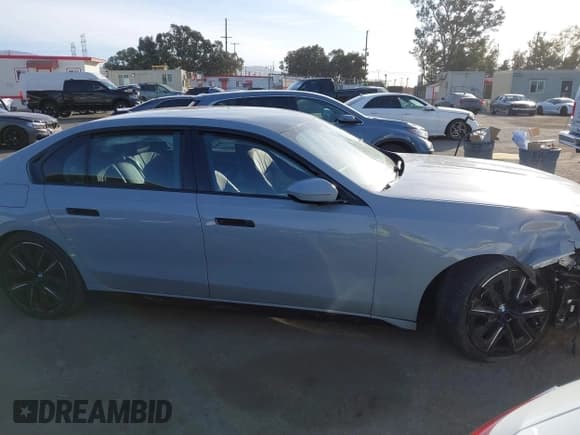 ✅ 2023 BMW 7 Series 760i xDrive • VIN: WBA33EJ05PCN09605 • Lot: 40788911. Listed on IAAI with 22,796 mi. Free auction sales archive from the USA and detailed vehicle history report at DreamBid. Image 13.