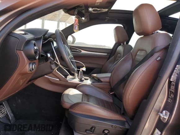 ✅ 2018 Alfa Romeo Stelvio Ti Sport • VIN: ZASFAKNNXJ7B99839 • Lot: 81814065. Wystawiony na Copart z przebiegiem 88 150 mil. Bezpłatny archiwum sprzedaży aukcyjnych z USA i szczegółowy raport historii pojazdu na DreamBid. Zdjęcie 7.