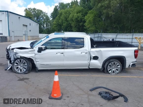 ✅ 2021 GMC Sierra 1500 Denali • VIN: 3GTU9FEL0MG255150 • Lot: 43060209. Wystawiony na IAAI z przebiegiem 56 711 mil. Bezpłatny archiwum sprzedaży aukcyjnych z USA i szczegółowy raport historii pojazdu na DreamBid. Zdjęcie 15.