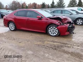 ✅ 2020 Toyota Camry LE • VIN: 4T1L11AK3LU326500 • Лот: 43696143. Опубликован ранее на IAAI с пробегом 105 697 миль. Бесплатный доступ к архиву аукционных продаж из США и подробный отчёт об истории автомобиля на DreamBid. Изображение 1.