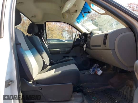 2008 Chevrolet Silverado 1500 Work Truck z VIN 1GCEC14C58Z184446, wystawiony jako IAAI lot #43588921 z przebiegiem 313 463 mil mil oraz . Historia ofert i sprzedaży dostępna na DreamBid. Obrazek 5.