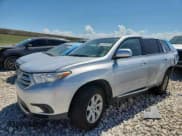 ✅ 2013 Toyota Highlander Plus • VIN: 5TDZK3EH8DS089823 • Лот: 80726335. Опубликован ранее на Copart с пробегом Не указан. Бесплатный доступ к архиву аукционных продаж из США и подробный отчёт об истории автомобиля на DreamBid. Изображение 1.