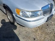 ✅ 2000 Lincoln Town Car Signature • VIN: 1LNHM82W1YY819681 • Lot: 43612004. Wystawiony na IAAI z przebiegiem 156 058 mil. Bezpłatny archiwum sprzedaży aukcyjnych z USA i szczegółowy raport historii pojazdu na DreamBid. Zdjęcie 6.