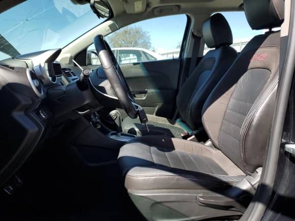 ✅ 2013 Chevrolet Sonic RS • VIN: 1G1JG6SB8D4221340 • Lot: 46548375. Wystawiony na Copart z przebiegiem 84 336 mil mil. Skorzystaj z bezpłatnego archiwum sprzedaży aukcyjnych z USA i zobacz szczegółowy raport historii pojazdu na DreamBid. Zdjęcie 7.