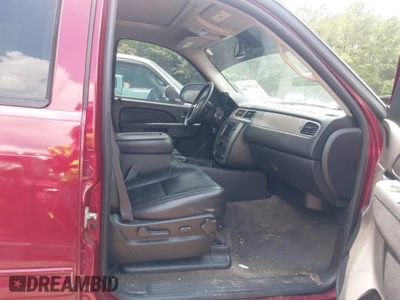 ✅ 2010 Chevrolet Suburban LT • VIN: 1GNUKJE36AR190377 • Lot: 42469372. Listed on IAAI with 173,274 mi. Free auction sales archive from the USA and detailed vehicle history report at DreamBid. Image 5.