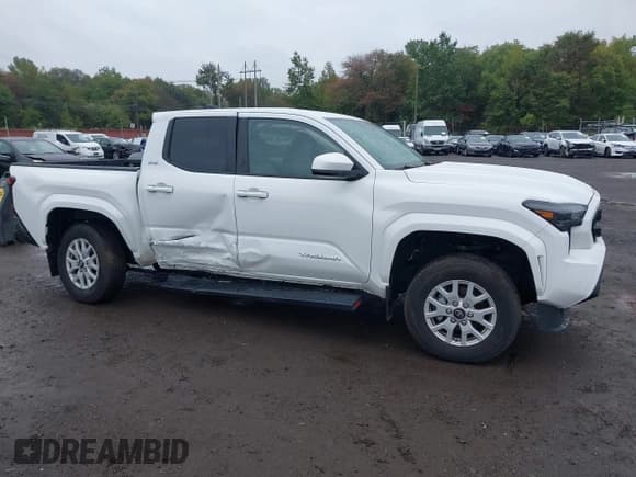 ✅ 2024 Toyota Tacoma SR5 • VIN: 3TYLB5JN6RT007094 • Lot: 43304161. Wystawiony na IAAI z przebiegiem 16 824 mil. Bezpłatny archiwum sprzedaży aukcyjnych z USA i szczegółowy raport historii pojazdu na DreamBid. Zdjęcie 17.
