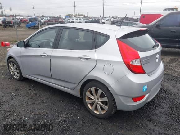 2012 Hyundai Accent SE z VIN KMHCU5AE7CU006010, wystawiony jako IAAI lot #43610200 z przebiegiem 134 292 mil mil oraz . Historia ofert i sprzedaży dostępna na DreamBid. Obrazek 3.