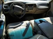 ✅ 2000 Ford F-150 XL • VIN: 2FTRX07L1YCA09359 • Lot: 49236425. Wystawiony na Copart z przebiegiem Nie podano. Bezpłatny archiwum sprzedaży aukcyjnych z USA i szczegółowy raport historii pojazdu na DreamBid. Zdjęcie 8.