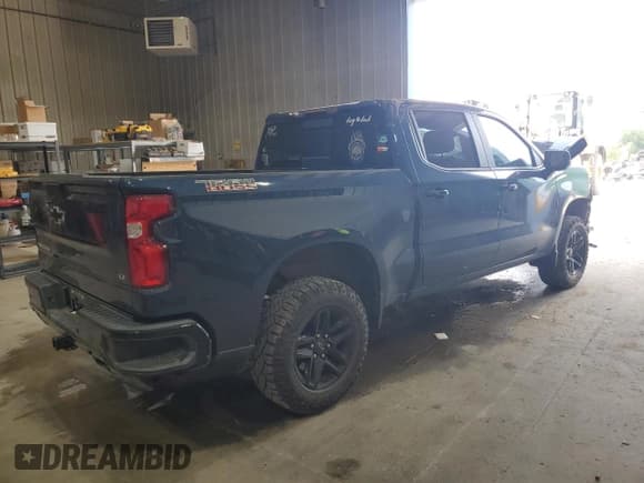 ✅ 2022 Chevrolet Silverado 1500 LT Trail Boss • VIN: 3GCUDFED3NG613754 • Lot: 63392535. Wystawiony na Copart z przebiegiem 28 408 mil. Bezpłatny archiwum sprzedaży aukcyjnych z USA i szczegółowy raport historii pojazdu na DreamBid. Zdjęcie 3.