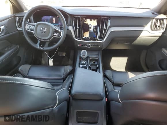 ✅ 2024 Volvo S60 Plus Black Edition • VIN: 7JRL12THXRG315546 • Lot: 89521295. Wystawiony na Copart z przebiegiem 28 561 mil. Bezpłatny archiwum sprzedaży aukcyjnych z USA i szczegółowy raport historii pojazdu na DreamBid. Zdjęcie 8.