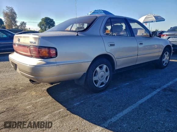 ✅ 1993 Toyota Camry • VIN: 4T1VK12E6PU092762 • Lot: 97033375. Wystawiony na Copart z przebiegiem 100 708 mil. Bezpłatny archiwum sprzedaży aukcyjnych z USA i szczegółowy raport historii pojazdu na DreamBid. Zdjęcie 3.