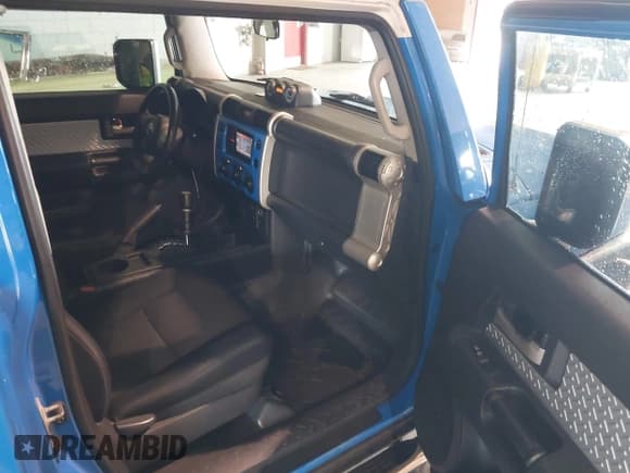 ✅ 2007 Toyota FJ Cruiser • VIN: JTEZU11F970005529 • Lot: 42719883. Wystawiony na IAAI z przebiegiem 131 386 mil. Bezpłatny archiwum sprzedaży aukcyjnych z USA i szczegółowy raport historii pojazdu na DreamBid. Zdjęcie 5.