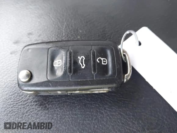 ✅ 2015 Volkswagen Passat S • VIN: 1VWAT7A31FC084377 • Lot: 43484091. Wystawiony na IAAI z przebiegiem 107 754 mil. Bezpłatny archiwum sprzedaży aukcyjnych z USA i szczegółowy raport historii pojazdu na DreamBid. Zdjęcie 11.