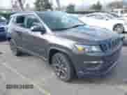 2021 Jeep Compass 80th Anniversary z VIN 3C4NJCEB7MT596909, wystawiony jako IAAI lot #41376547 z przebiegiem 54 058 mil mil oraz . Historia ofert i sprzedaży dostępna na DreamBid. Obrazek 1.