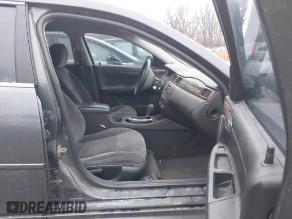 2010 Chevrolet Impala LT z VIN 2G1WB5EN9A1190157, wystawiony jako IAAI lot #41175522 z przebiegiem 237 224 mil mil oraz . Historia ofert i sprzedaży dostępna na DreamBid. Obrazek 5.