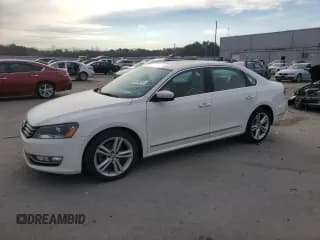 ✅ 2014 Volkswagen Passat SEL Premium • VIN: 1VWCN7A39EC055873 • Lot: 93105815. Wystawiony na Copart z przebiegiem 135 814 mil. Bezpłatny archiwum sprzedaży aukcyjnych z USA i szczegółowy raport historii pojazdu na DreamBid. Zdjęcie 1.