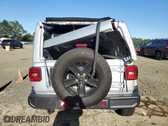 ✅ 2022 Jeep Wrangler Unlimited Sahara Altitude • VIN: 1C4HJXEG4NW222723 • Lot: 84658285. Wystawiony na Copart z przebiegiem Nie podano. Bezpłatny archiwum sprzedaży aukcyjnych z USA i szczegółowy raport historii pojazdu na DreamBid. Zdjęcie 6.