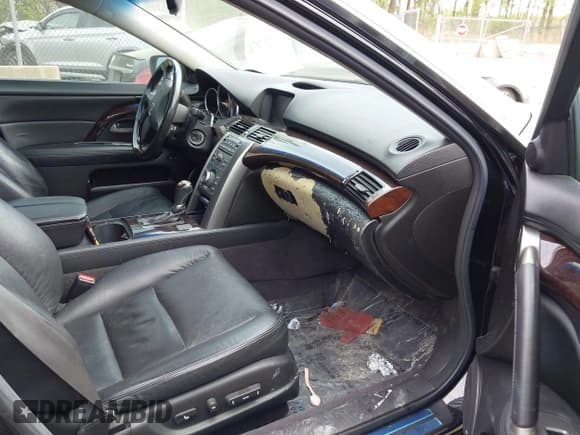 ✅ 2011 Acura RL Technology • VIN: JH4KB2F63BC000925 • Lot: 42082074. Listed on IAAI with 117,491 mi. Free auction sales archive from the USA and detailed vehicle history report at DreamBid. Image 5.