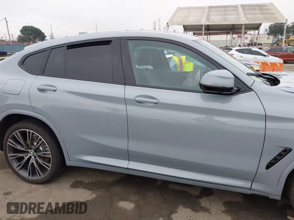 ✅ 2025 BMW X4 xDrive30i • VIN: 5UX33DT07S9X69129 • Lot: 42431922. Listed on IAAI with 4,234 mi. Free auction sales archive from the USA and detailed vehicle history report at DreamBid. Image 12.