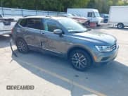 ✅ 2020 Volkswagen Tiguan SE • VIN: 3VV2B7AX4LM044125 • Lot: 43186177. Wystawiony na IAAI z przebiegiem 66 466 mil. Bezpłatny archiwum sprzedaży aukcyjnych z USA i szczegółowy raport historii pojazdu na DreamBid. Zdjęcie 1.