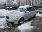 2008 Hyundai Accent GLS z VIN KMHCN46C68U182357, wystawiony jako Copart lot #40635904 z przebiegiem 54 920 mil mil oraz Czysty tytuł • Clean title. Historia ofert i sprzedaży dostępna na DreamBid. Obrazek 1.