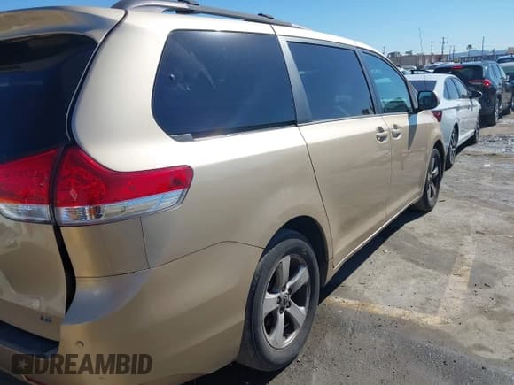 ✅ 2012 Toyota Sienna LE • VIN: 5TDKK3DC0CS229210 • Лот: 43570367. Опубликован ранее на IAAI с пробегом 107 219 миль. Бесплатный доступ к архиву аукционных продаж из США и подробный отчёт об истории автомобиля на DreamBid. Изображение 4.