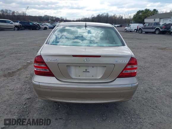 ✅ 2005 Mercedes-Benz C 240 • VIN: WDBRF81J35F665750 • Lot: 41898295. Listed on IAAI with 82,991 mi. Free auction sales archive from the USA and detailed vehicle history report at DreamBid. Image 16.