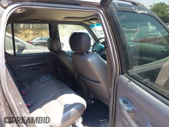 ✅ 2001 Ford Explorer Sport Trac • VIN: 1FMZU77EX1UA86462 • Lot: 42822624. Wystawiony na IAAI z przebiegiem 107 808 mil. Bezpłatny archiwum sprzedaży aukcyjnych z USA i szczegółowy raport historii pojazdu na DreamBid. Zdjęcie 8.