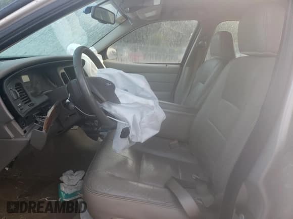 ✅ 2007 Ford Crown Victoria LX • VIN: 2FAFP74V97X145740 • Lot: 84583165. Listed on Copart with 171,768 mi. Free auction sales archive from the USA and detailed vehicle history report at DreamBid. Image 7.