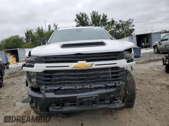 ✅ 2025 Chevrolet Silverado 2500HD Custom • VIN: 2GC4KME70S1141375 • Лот: 71691045. Опубликован ранее на Copart с пробегом 5 046 миль. Бесплатный доступ к архиву аукционных продаж из США и подробный отчёт об истории автомобиля на DreamBid. Изображение 5.