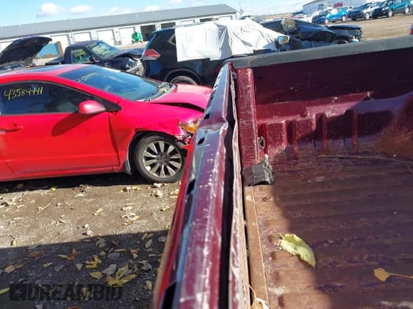 ✅ 2005 Ford F-250 XL • VIN: 1FTSX21PX5EC74196 • Lot: 43564685. Wystawiony na IAAI z przebiegiem 126 804 mil. Bezpłatny archiwum sprzedaży aukcyjnych z USA i szczegółowy raport historii pojazdu na DreamBid. Zdjęcie 6.