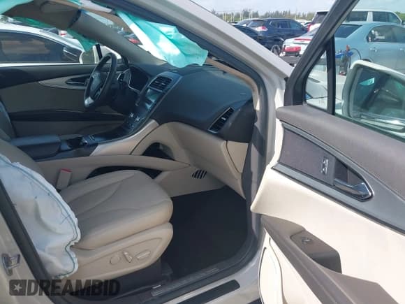 ✅ 2020 Lincoln Nautilus Standard • VIN: 2LMPJ6J95LBL09249 • Lot: 42106717. Wystawiony na IAAI z przebiegiem 33 243 mil. Bezpłatny archiwum sprzedaży aukcyjnych z USA i szczegółowy raport historii pojazdu na DreamBid. Zdjęcie 5.