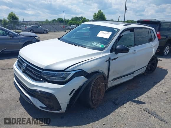 ✅ 2024 Volkswagen Tiguan SE R-Line Black • VIN: 3VV8B7AX6RM058451 • Lot: 42562255. Wystawiony na IAAI z przebiegiem 14 890 mil. Bezpłatny archiwum sprzedaży aukcyjnych z USA i szczegółowy raport historii pojazdu na DreamBid. Zdjęcie 2.