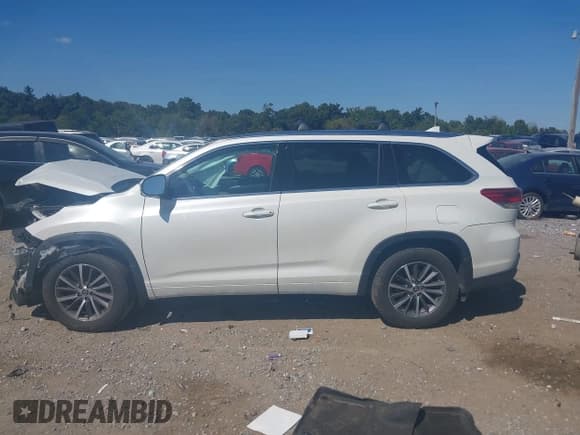 ✅ 2017 Toyota Highlander XLE • VIN: 5TDJZRFHXHS417436 • Lot: 43168533. Wystawiony na IAAI z przebiegiem 130 729 mil. Bezpłatny archiwum sprzedaży aukcyjnych z USA i szczegółowy raport historii pojazdu na DreamBid. Zdjęcie 15.