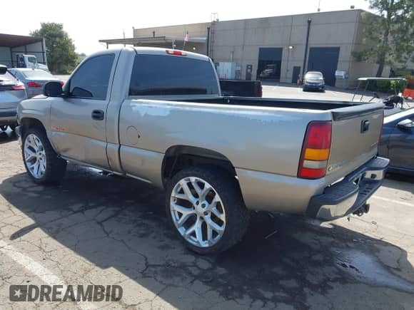 2002 Chevrolet Silverado 1500 LS z VIN 1GCEK14V12Z277928, wystawiony jako IAAI lot #42049150 z przebiegiem 198 414 mil mil oraz . Historia ofert i sprzedaży dostępna na DreamBid. Obrazek 3.