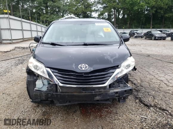 ✅ 2015 Toyota Sienna LE • VIN: 5TDKK3DC8FS590169 • Lot: 67040995. Wystawiony na Copart z przebiegiem 132 519 mil. Bezpłatny archiwum sprzedaży aukcyjnych z USA i szczegółowy raport historii pojazdu na DreamBid. Zdjęcie 5.