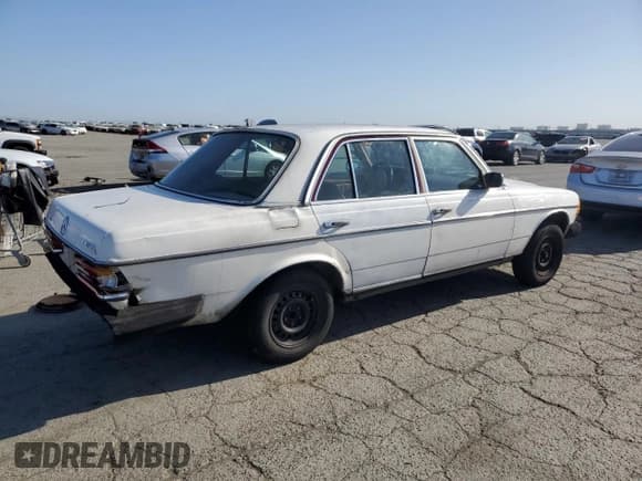 ✅ 1981 Mercedes-Benz 240 • VIN: WDBAB23A0BB249550 • Lot: 52645465. Wystawiony na Copart z przebiegiem 305 584 mil. Bezpłatny archiwum sprzedaży aukcyjnych z USA i szczegółowy raport historii pojazdu na DreamBid. Zdjęcie 3.
