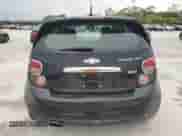 2013 Chevrolet Sonic RS z VIN 1G1JG6SB1D4256365, wystawiony jako Copart lot #55526205 z przebiegiem Nie podano mil oraz Czysty tytuł • Clean title. Historia ofert i sprzedaży dostępna na DreamBid. Obrazek 6.