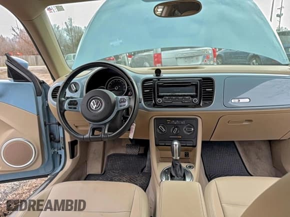 ✅ 2014 Volkswagen Beetle 1.8T • VIN: 3VWJ17AT6EM633705 • Lot: 96934845. Wystawiony na Copart z przebiegiem 173 722 mil. Bezpłatny archiwum sprzedaży aukcyjnych z USA i szczegółowy raport historii pojazdu na DreamBid. Zdjęcie 9.