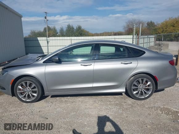 ✅ 2015 Chrysler 200 S • VIN: 1C3CCCDG5FN648852 • Lot: 43619251. Wystawiony na IAAI z przebiegiem 199 323 mil. Bezpłatny archiwum sprzedaży aukcyjnych z USA i szczegółowy raport historii pojazdu na DreamBid. Zdjęcie 14.