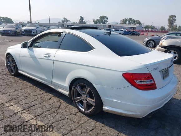 ✅ 2014 Mercedes-Benz C 250 • VIN: WDDGJ4HB8EG288931 • Lot: 42744468. Wystawiony na IAAI z przebiegiem 127 107 mil. Bezpłatny archiwum sprzedaży aukcyjnych z USA i szczegółowy raport historii pojazdu na DreamBid. Zdjęcie 3.