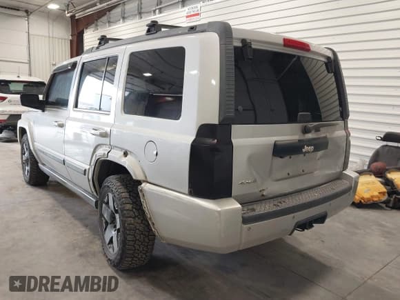 ✅ 2008 Jeep Commander Sport • VIN: 1J8HG48N98C127998 • Lot: 41616502. Wystawiony na IAAI z przebiegiem 186 249 mil. Bezpłatny archiwum sprzedaży aukcyjnych z USA i szczegółowy raport historii pojazdu na DreamBid. Zdjęcie 3.