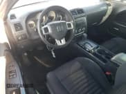 ✅ 2014 Dodge Challenger SXT • VIN: 2C3CDYAGXEH289603 • Lot: 71838614. Wystawiony na Copart z przebiegiem 222 379 mil. Bezpłatny archiwum sprzedaży aukcyjnych z USA i szczegółowy raport historii pojazdu na DreamBid. Zdjęcie 8.