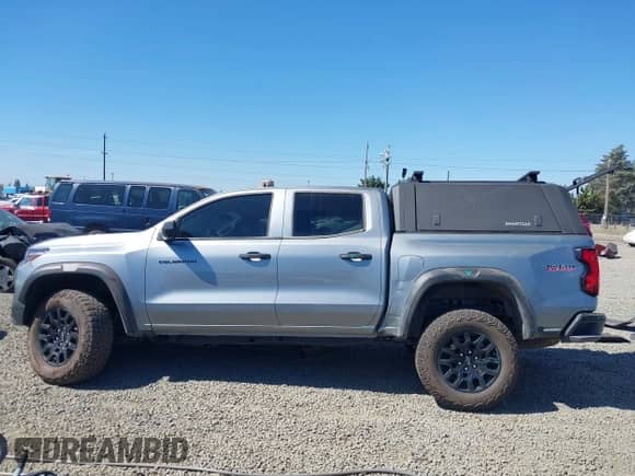 2025 Chevrolet Colorado 4WD Trail Boss z VIN 1GCPTEEK9S1140249, wystawiony jako IAAI lot #42899911 z przebiegiem 9 528 mil mil oraz . Historia ofert i sprzedaży dostępna na DreamBid. Obrazek 15.