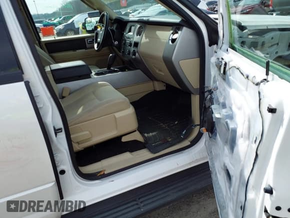 ✅ 2017 Ford Expedition Max XLT • VIN: 1FMJK1HT8HEA52523 • Лот: 41790755. Опубликован ранее на IAAI с пробегом 200 000 миль. Бесплатный доступ к архиву аукционных продаж из США и подробный отчёт об истории автомобиля на DreamBid. Изображение 5.