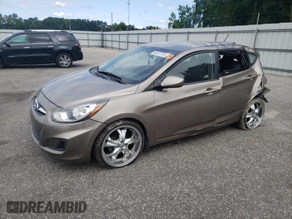 ✅ 2013 Hyundai Accent GS • VIN: KMHCT5AE7DU121856 • Лот: 68273724. Опубликован ранее на Copart с пробегом 180 967 миль. Бесплатный доступ к архиву аукционных продаж из США и подробный отчёт об истории автомобиля на DreamBid. Изображение 1.